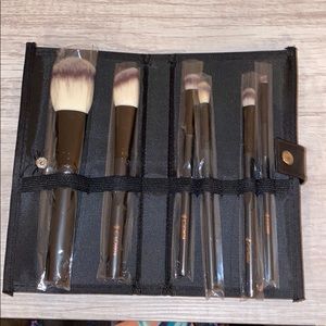 Crown makeup brush set